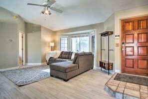 TV - Relaxing Tucson Stay w/ Pool & Mountain Views (Tucson)
