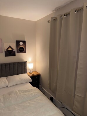 Shared Dormitory, 1 Bedroom, Smoking, Fireplace - Room-stylish Double Room & Sofa Bed in S (Gillingham)