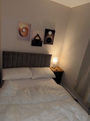 Shared Dormitory, 1 Bedroom, Smoking, Fireplace - Room-stylish Double Room & Sofa Bed in S (Gillingham)