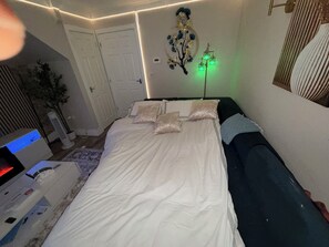 Shared Dormitory, 1 Bedroom, Smoking, Fireplace - Room-stylish Double Room & Sofa Bed in S (Gillingham)