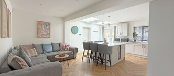 The Green - Stylish Home Sleeps 6 with Parking