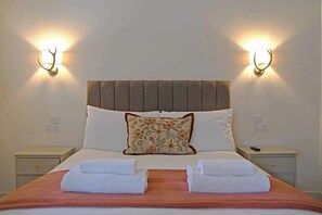 Iron/ironing board, Internet, bed sheets - The Stables - Stylish Stay Sleeps 6 and Parking (York)