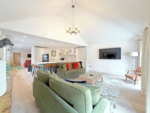 TV - The Stables - Stylish Stay Sleeps 6 and Parking (York)