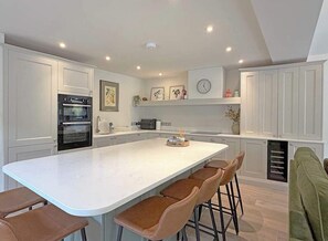 Fridge, microwave, oven, stovetop - The Stables - Stylish Stay Sleeps 6 and Parking (York)