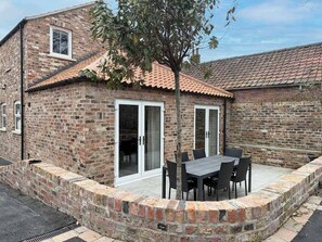 Outdoor dining - The Stables - Stylish Stay Sleeps 6 and Parking (York)