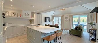 The Stables - Stylish Stay Sleeps 6 and Parking
