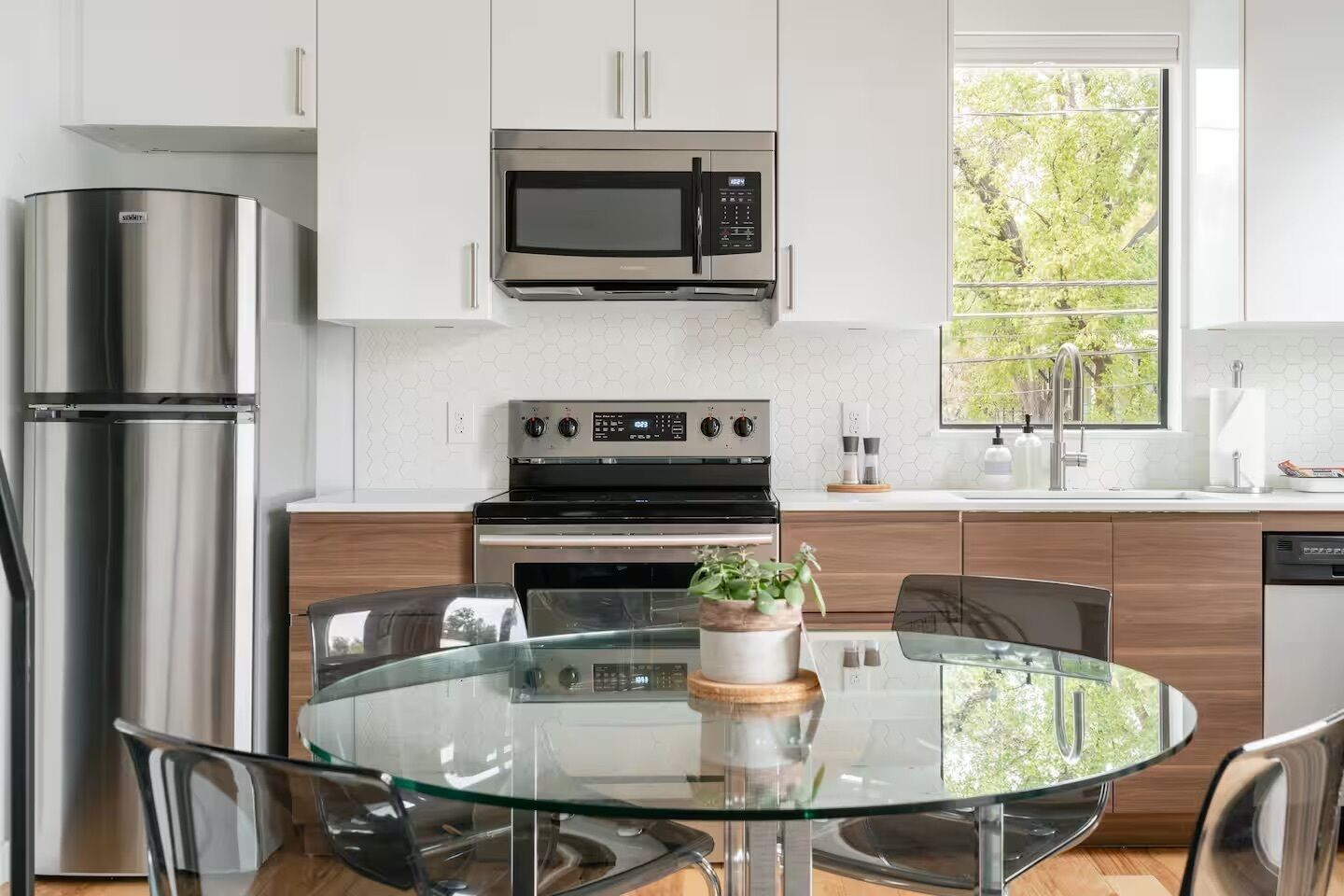 Coffee/tea maker, fridge, microwave, oven