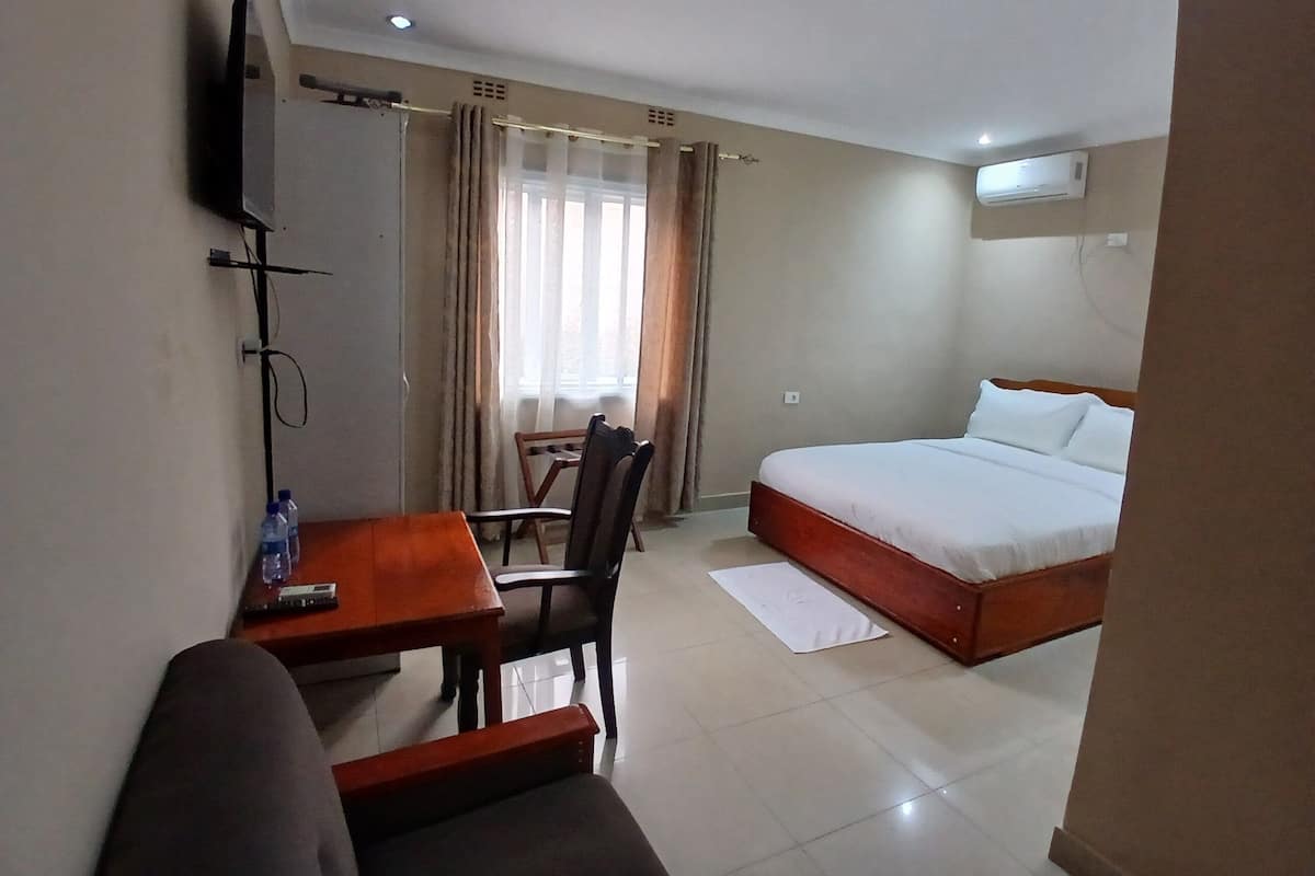 Bungalow phong cách cổ điển | Két bảo mật tại phòng, bàn, khu vực làm việc phù hợp cho laptop 