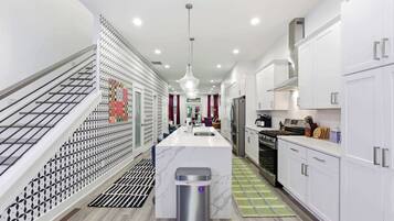 Coffee/tea maker, fridge, microwave, oven