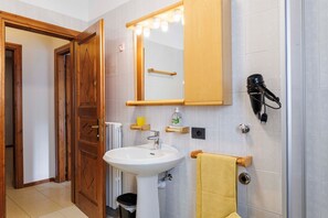 Bathroom - Apartment 'Chalet Graziana' with Mountain View, Convenient and Peaceful Location (Livigno)