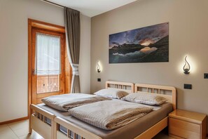 Room - Apartment 'Chalet Graziana' with Mountain View, Convenient and Peaceful Location (Livigno)