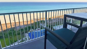 Un balcon avec vue sur la plage et l’océan.