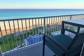 Ein Balkon mit Blick auf Strand und Meer.