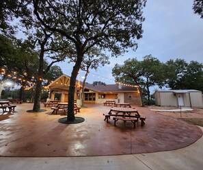 Outdoor dining - Stunning 20-Acre Private Ranch House Retreat & Event Venue (Burleson)
