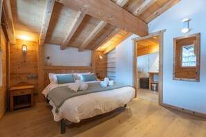 A wooden room with a bed, a small table, and a window. - 2nd floor, hammam, balcony, parking, 95m², Les Gets (Les Gets)