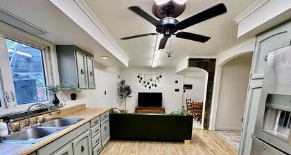 Newly Renovated Quiant 2-bed 2-bath apartment.