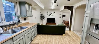 Newly Renovated Quiant 2-bed 2-bath apartment.