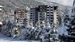 A modern building with multiple floors, surrounded by snow-covered trees and a mountainous backdrop. - 150m from ski slopes, 2nd floor, balcony, tv, 30m², Serre Chevalier (La Salle-les-Alpes)