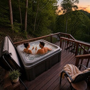 Outdoor spa tub - Cozy Spacious 3-bedroom cabin with AC in Wild Turkey Run, Stanton (Stanton)