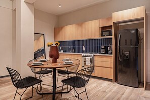 Condo exclusivo | Cocina privada | Refrigerador con congelador, microondas, horno y parrilla de estufa 