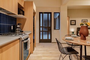 Condo exclusivo | Cocina privada | Refrigerador con congelador, microondas, horno y parrilla de estufa 