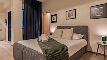 Exclusive Condo | Desk, laptop workspace, iron/ironing board, free WiFi