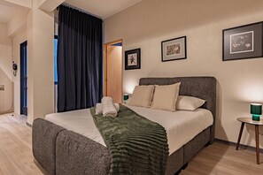 Condo exclusivo | Escritorio y espacio para trabajar con laptop 