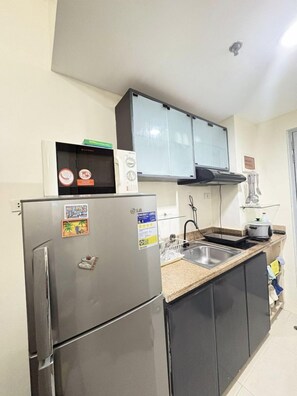 冷蔵庫、電子レンジ、コンロ、調理器具と食器