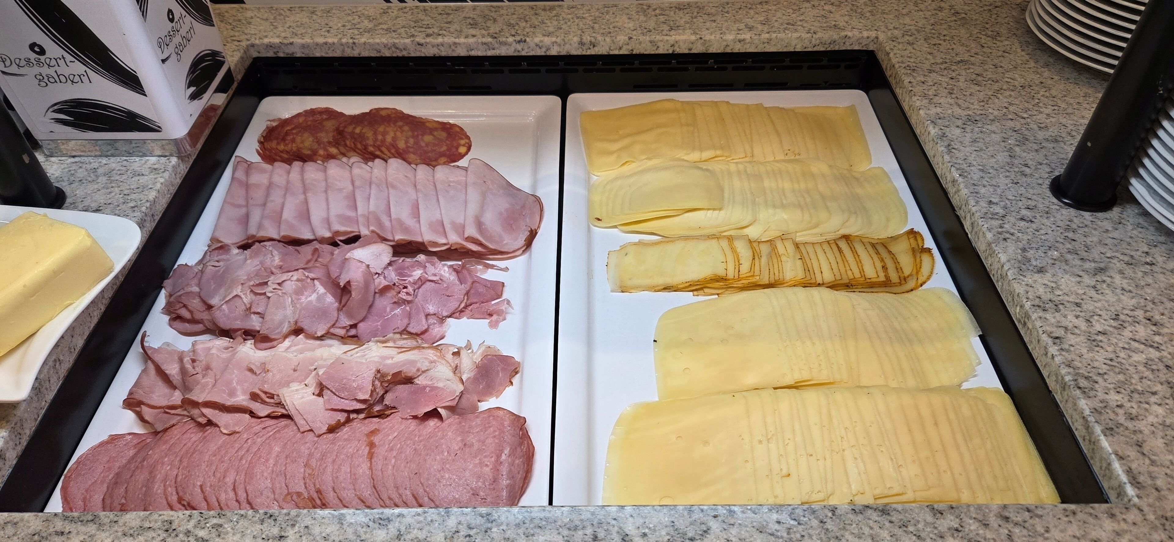 Eine Küchenarbeitsfläche mit verschiedenen Lebensmitteln und Küchenutensilien.