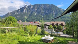 A mountain view with a building in the foreground. - Flackl - Wirt  (Reichenau an der Rax)