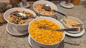 Des bols de céréales sur un comptoir de cuisine.