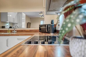 Fridge, microwave, oven, stovetop - Discounts for Extended Stays - sleeps 4 (Gloucestershire)