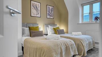 Iron/ironing board, Internet, bed sheets