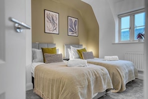 Iron/ironing board, Internet, bed sheets - Discounts for Extended Stays - sleeps 4 (Gloucestershire)