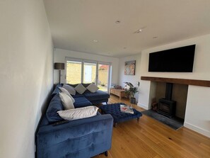 TV - 5 bedrooms, free parking, EV charger, 4 bathrooms (Gloucestershire)
