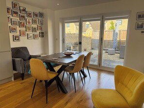 Interior - 5 bedrooms, free parking, EV charger, 4 bathrooms (Gloucestershire)
