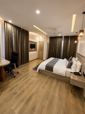 Deluxe-Doppelzimmer, Stadtblick | Schreibtisch, laptopgeeigneter Arbeitsplatz, kostenloses WLAN