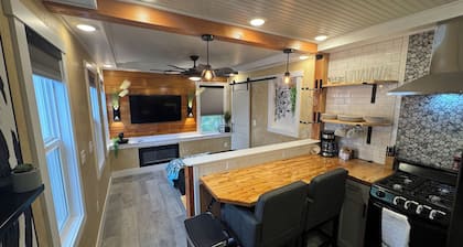 Walkable Modern Furnished DT Studio Near UM
