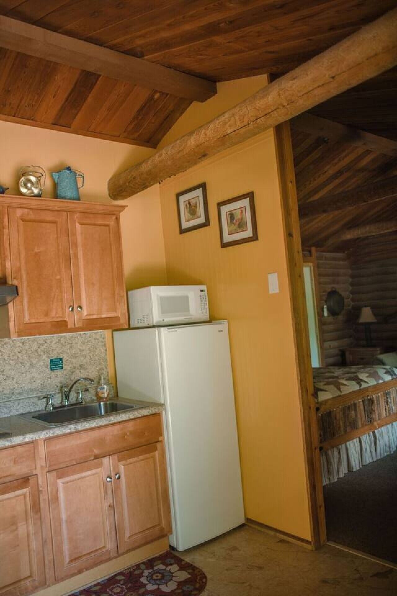 Kühlschrank, Mikrowelle, Wasserkocher mit Kaffee-/Teezubehör