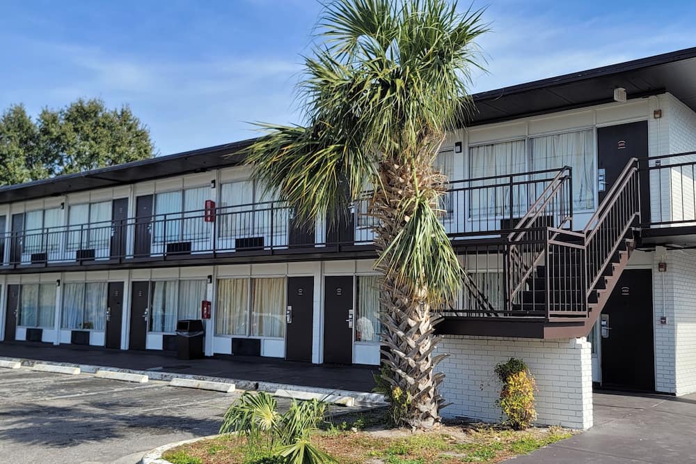 Paramount Lakeside Inn & Suites
