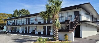 Paramount Lakeside Inn & Suites