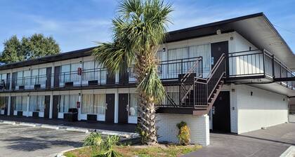 Paramount Lakeside Inn & Suites