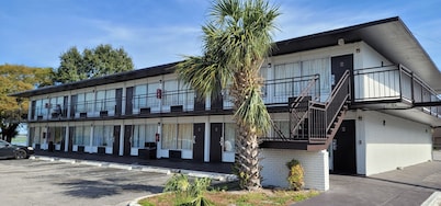 Paramount Lakeside Inn & Suites