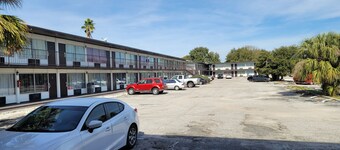 Paramount Lakeside Inn & Suites