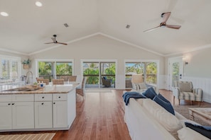 TV - The Salty Fern | Pool | Steps to Beach | Golf Cart (Anna Maria)