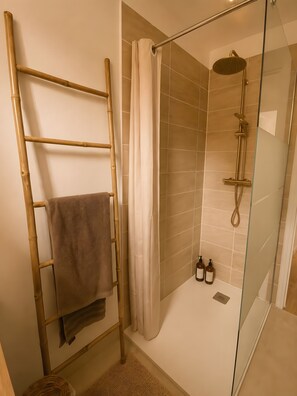 Douche, sèche-cheveux, serviettes fournies