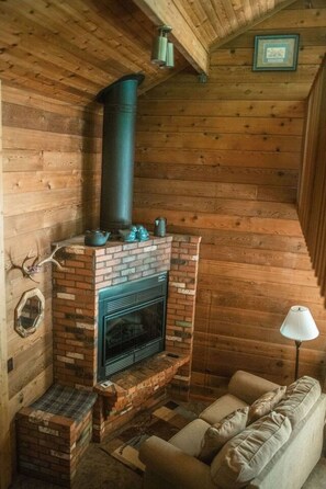 Living area - Wild Rose - Rustic Cabin in Oak Creek Canyon (Sedona)