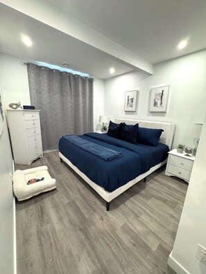 Room - King Bed Retreat • Pet Friendly • Fenced Yard (Edmonton)