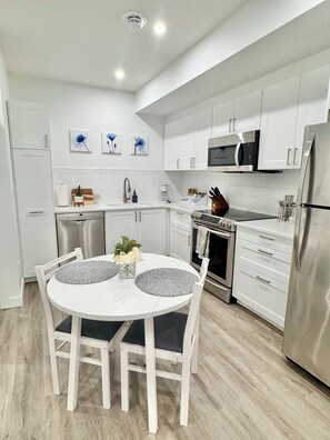 Private kitchen - King Bed Retreat • Pet Friendly • Fenced Yard (Edmonton)
