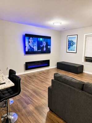 Living area - Luxe condo in Elizabeth nj 8 mins from EWR Newark airport, 4 min from nj transit (Torrington)